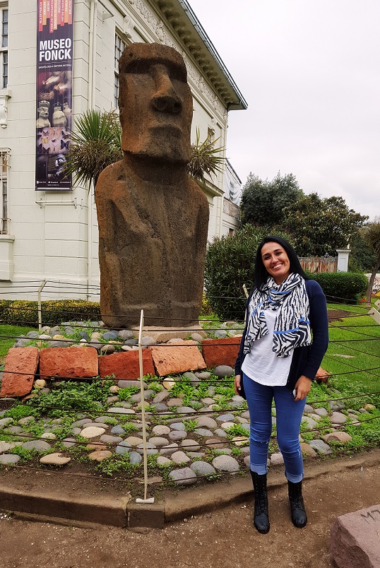 Susana and a real Moai at Viña del Mar's museum.