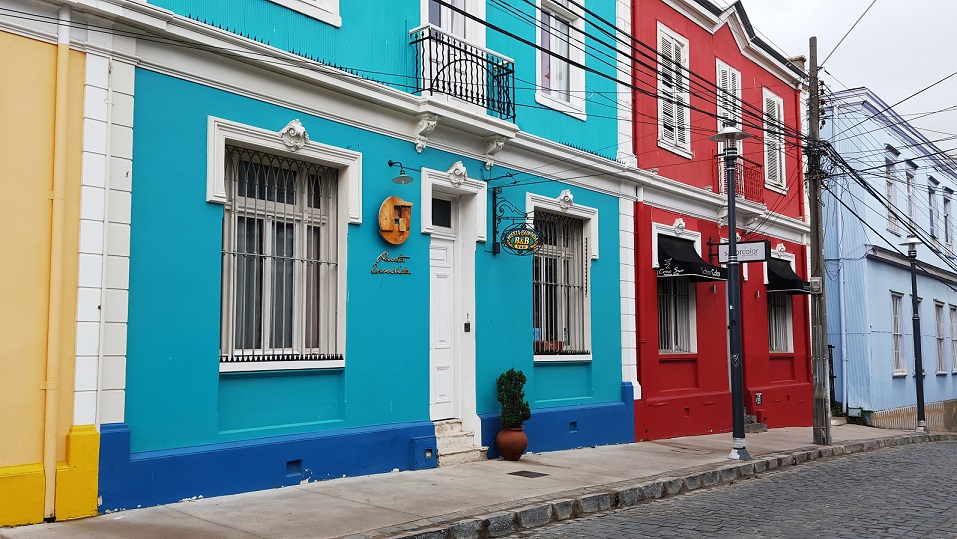 A common street at Valparaiso. 